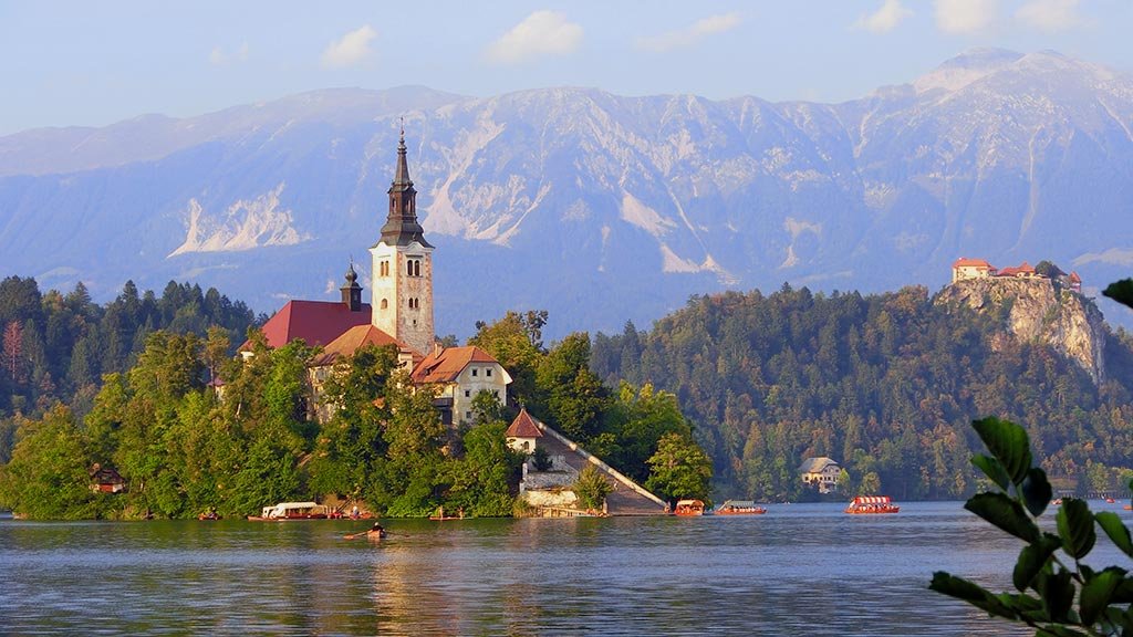 2_Lake-Bled-Chuch-and-Castle.jpg