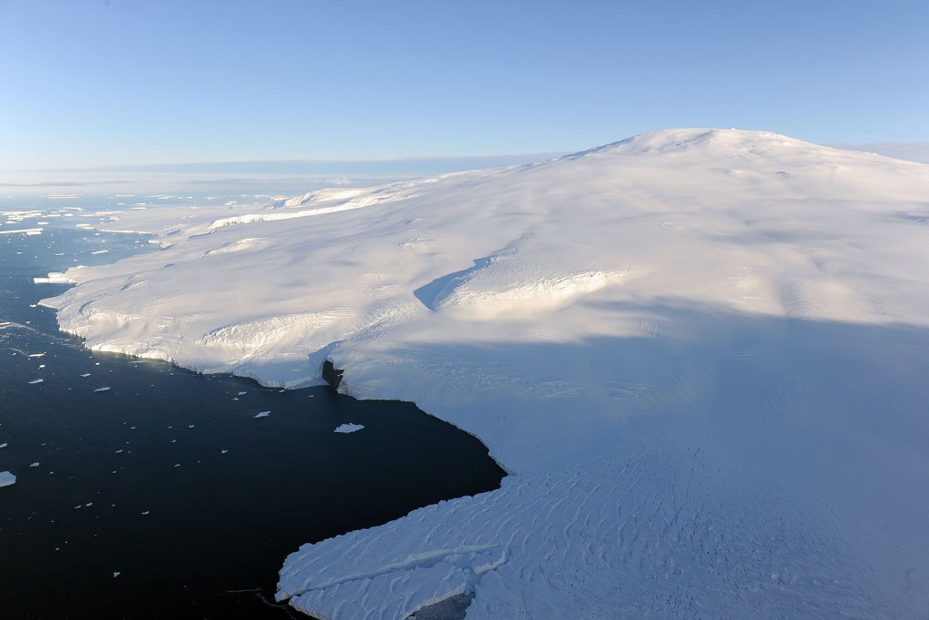mount-siple-volcano-aerial-view-cfrancois-bernard.jpg